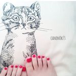 100均ネイルを大満喫💛「きゃの」さんのセルフネイルを今すぐ真似したいっ✨