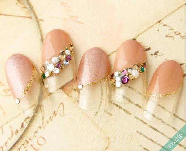 シンプル 上品 お手軽 フレンチラインにストーンを置いたネイル Itnail