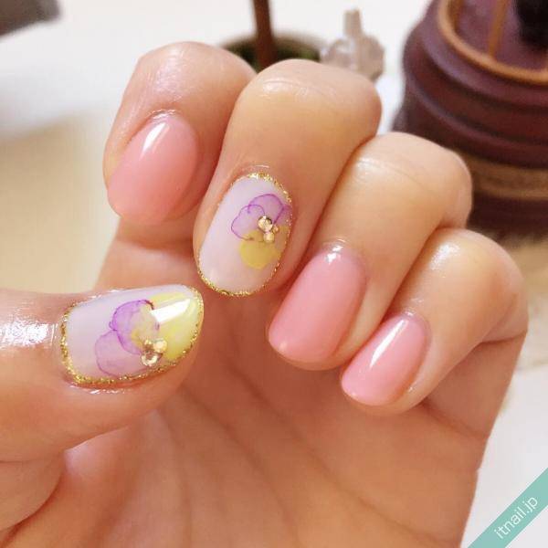 ホワイト系ベースのパンジーネイルで春満開 Itnail