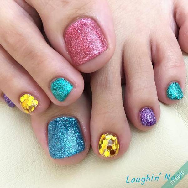 カラフルなラメネイルで涼しげに 夏にピッタリな指先のつくりかた Itnail カラフルなラメネイルで涼しげに 夏にピッタリな指先のつくりかた Itnail