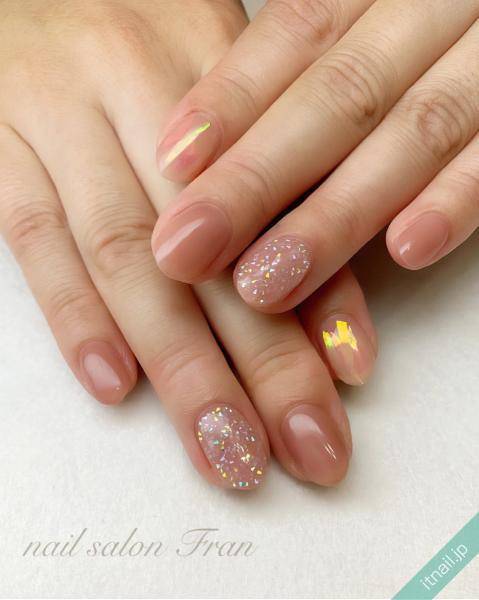 光を集めて オーロラフィルムの埋め込みネイル できらめきを Itnail