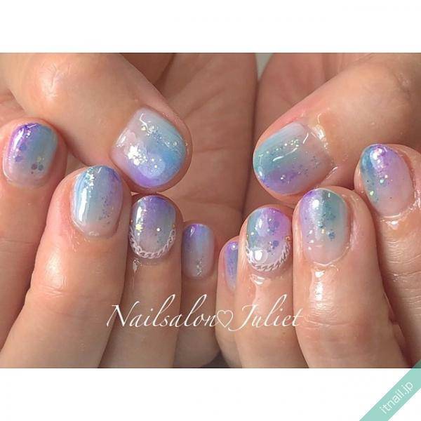梅雨ネイルにおすすめ パープル系やブルー系の 大人向けゆめかわネイル で幻想的に Itnail
