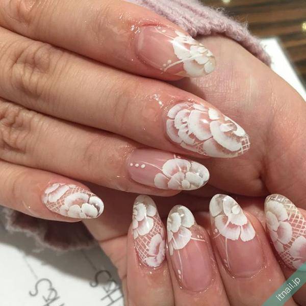 今の時期は涼しげに クリア感のあるレースネイルで夏美人を目指す Itnail