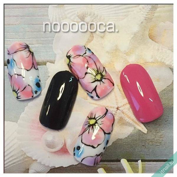 こんなデザイン どう ブラックラインで縁取ったフラワーネイル Itnail