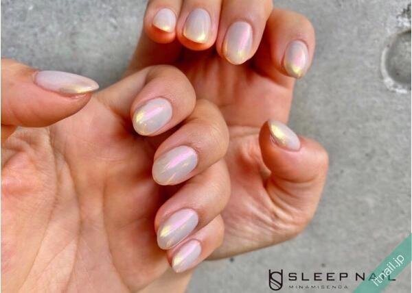 ミラーやメタリックで輝かせる 白で作る冬のキラキラネイル Itnail ミラーやメタリックで輝かせる 白で作る冬のキラキラネイル Itnail