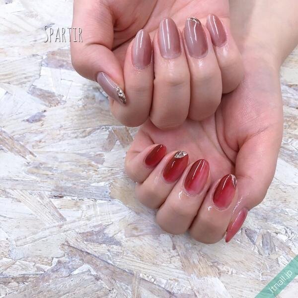 爪が長く見えて美しい手元に きれいめ縦グラデーションネイル Itnail