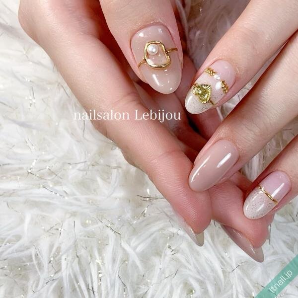 乳白色で楽しむ シンプル冬ネイル9選 Itnail