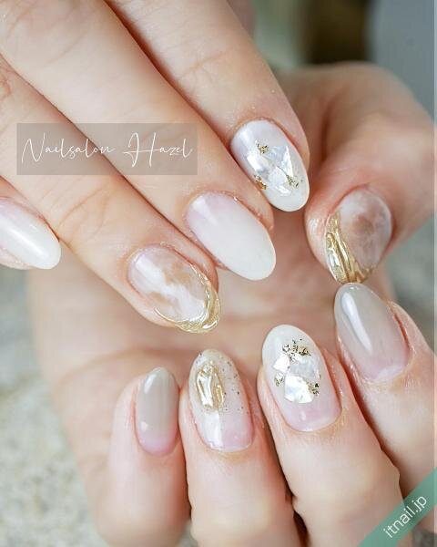 乳白色とシェル が主役の爽やかネイル特集 上品に輝く指先へ Itnail