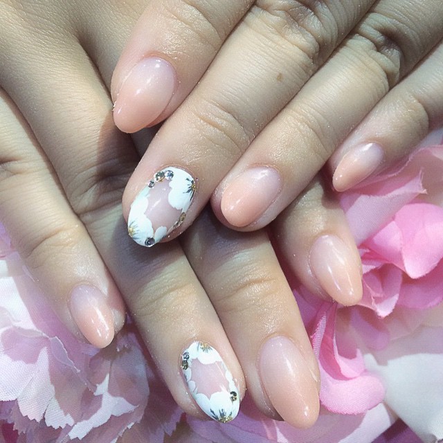 春は指先もフローラルに彩りたい 囲みフラワーネイル が可愛い Itnail