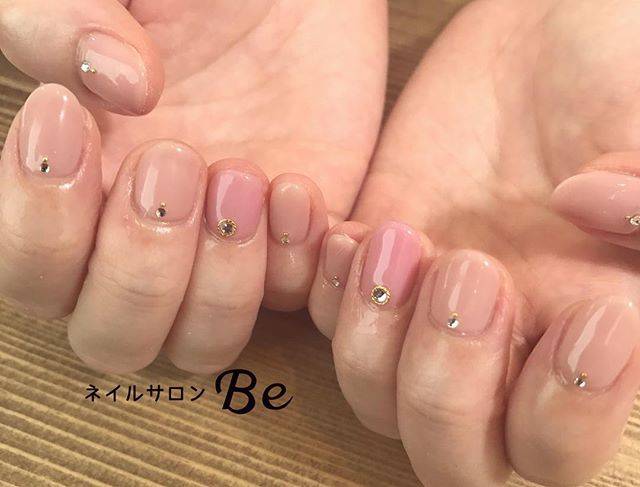 ころんと可愛いショートネイルにヌーディーベージュやヌー...