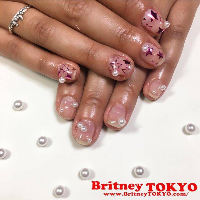 ショートのクリアネイルにスターとパールがキュートなデザ...